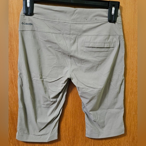 Columbia Omni-Shield Women Shorts - Size S (28" Waist) - Tusk or Khaki - Picture 3 of 4
